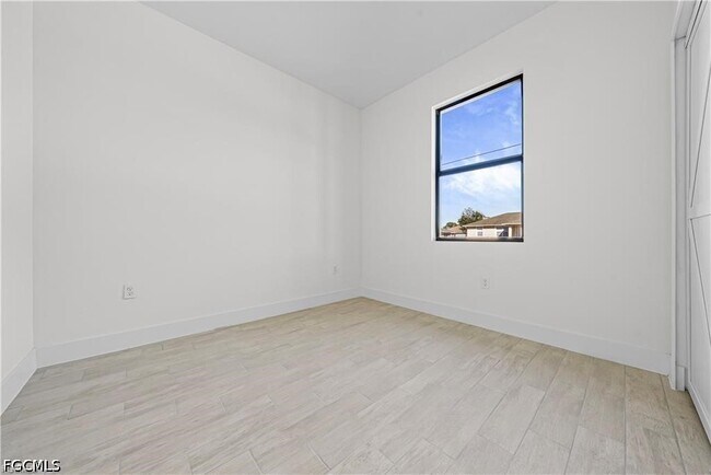 Building Photo - 2220 Kenneth Ave S