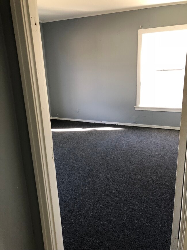 Building Photo - 618 W 75th St