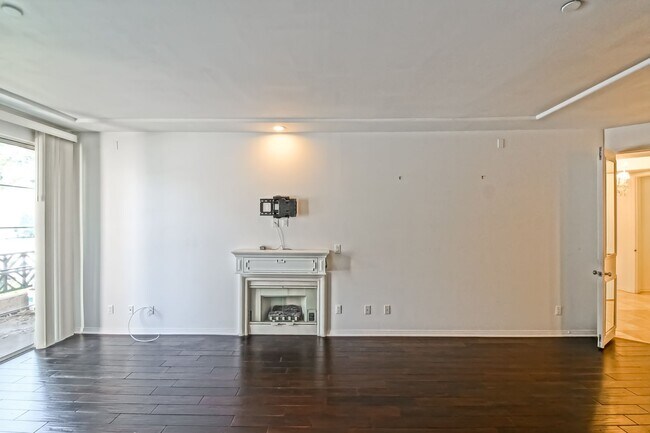 Building Photo - Remodeled Corner 3+2 Unit with Luxury Finishes Near Century City & Westwood