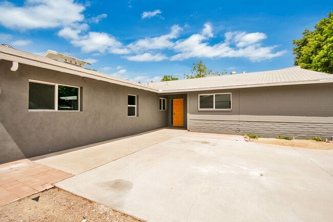 Building Photo - Spacious 6-Bedroom, 3.5-Bath Pool Home Near ASU Campus