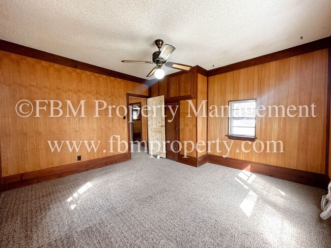 Building Photo - 303 S 9th St