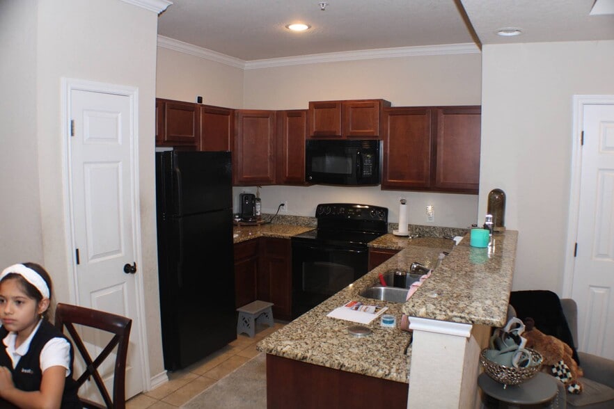 Kitchen - 4923 Flipper Dr
