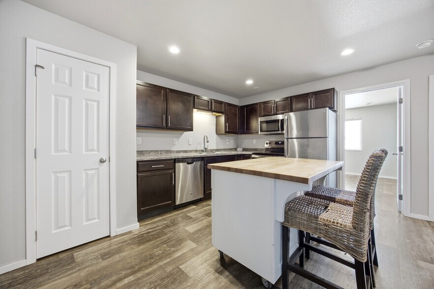 Building Photo - 4304 Estate Dr S