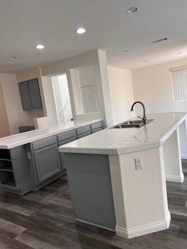 Building Photo - 3406 Club Rancho Dr