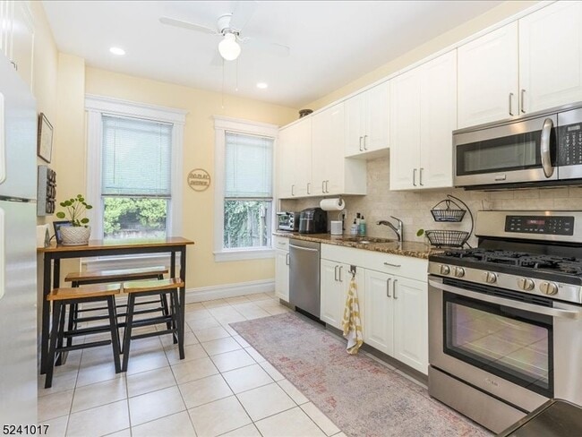 Building Photo - 190 Hillside Ave