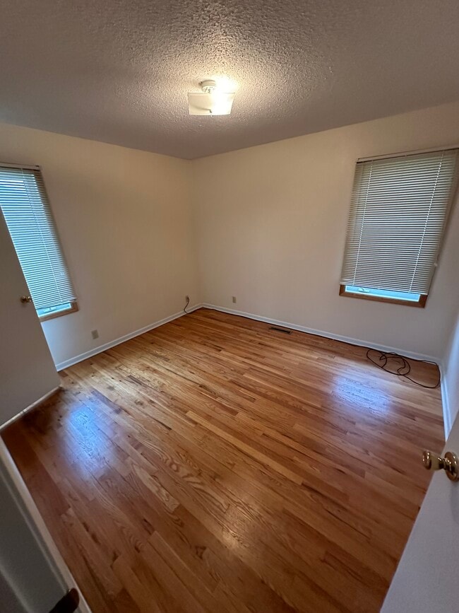 Building Photo - 4911 Sunset Dr