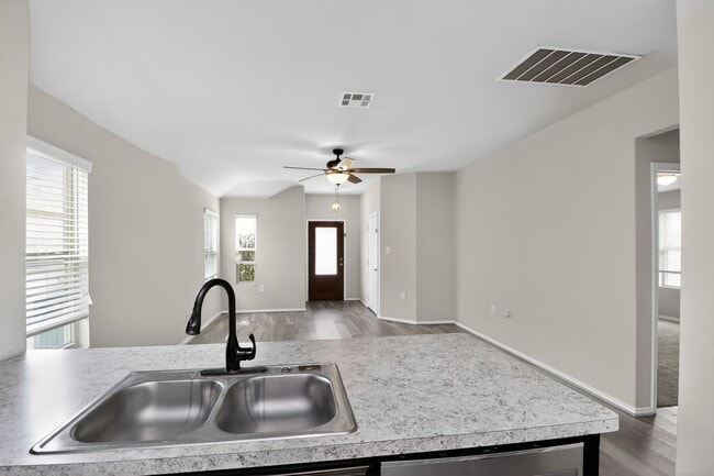 Building Photo - Spacious 3 Bed / 2 Bath w/ Large Kitchen & Natural Light