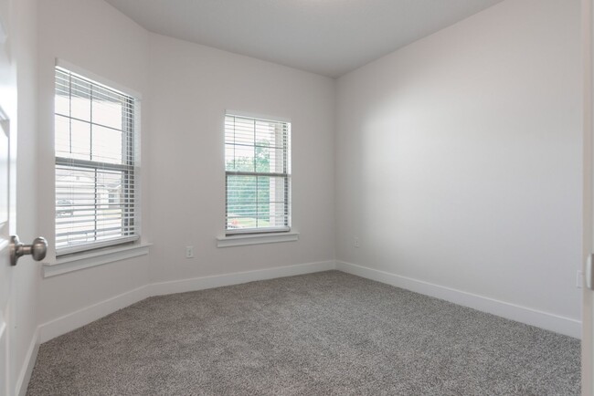 Building Photo - Beautiful 3-Bedroom Townhome