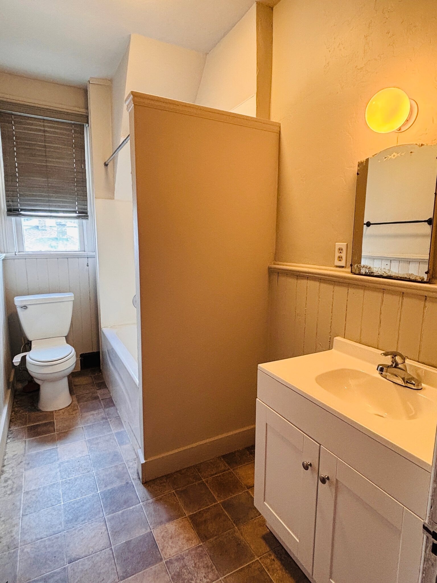 Building Photo - 12 E 200 S