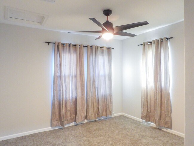 Building Photo - Close to Downtown 3 Bed 2 Bath with Fenced Backyard