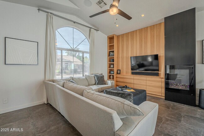 Building Photo - 9102 E Siesta Ln