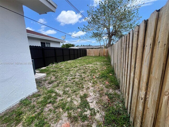 Building Photo - 15741 NW 40th Ct