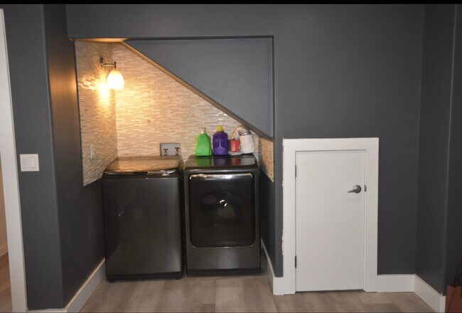 Building Photo - 603 Pila Pl
