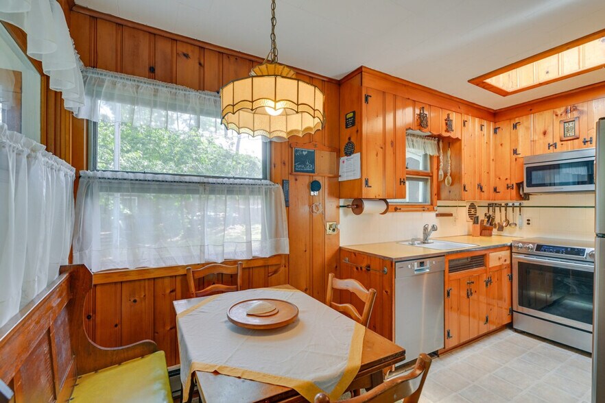 Building Photo - 1955 Haywaters Rd