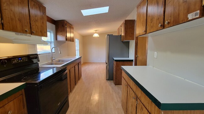 Building Photo - Huge 4 bedroom 2 bath home in a great family neighborhood.