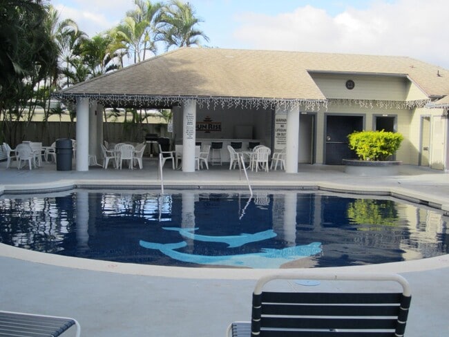 Building Photo - 2 Bedroom, 2 bath, 2 parking Bottom Floor ...