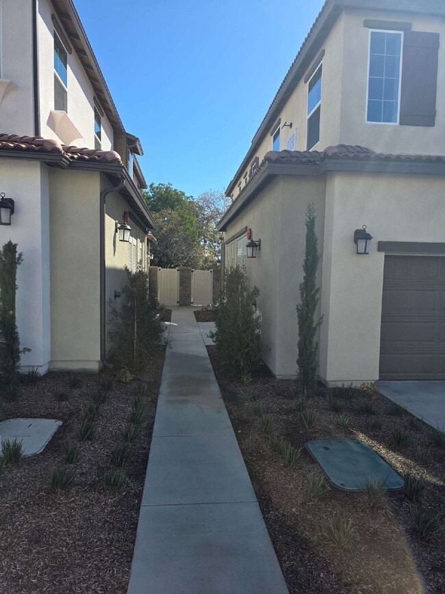 Building Photo - PRICE REDUCTION!! Sycamore Heights Masterpiece "Spacious 3-Bedroom Condo  with 3 Full Baths 1588 ...