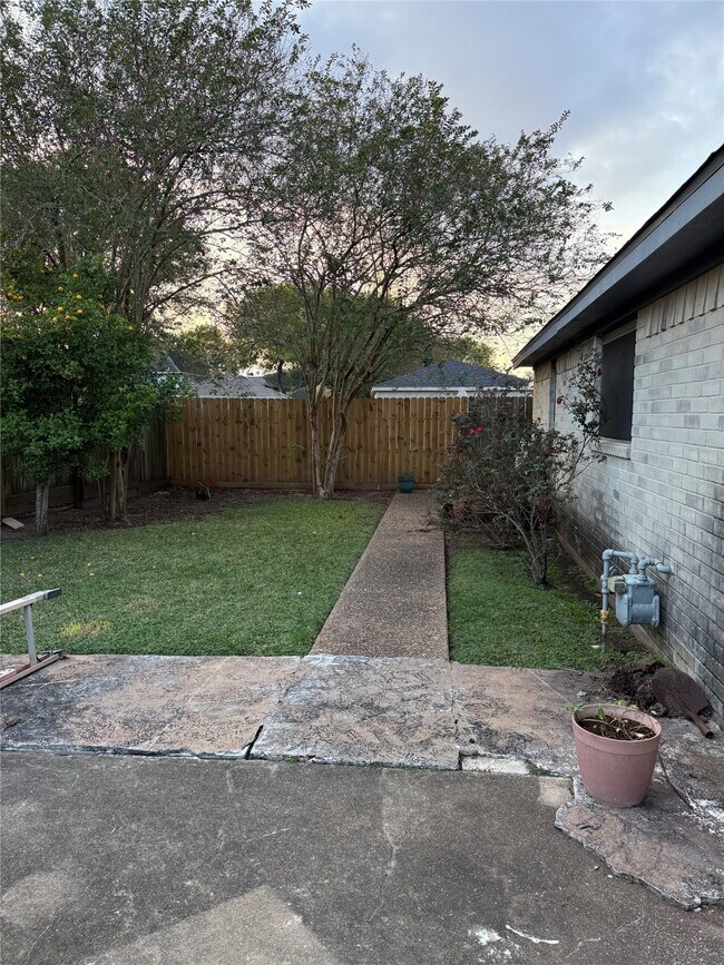 Building Photo - 2902 Arrowhead Dr