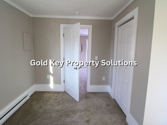 Building Photo - 919 E 6th St