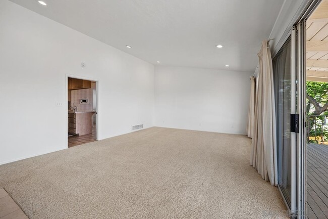 Building Photo - 6371 Dwane Ave