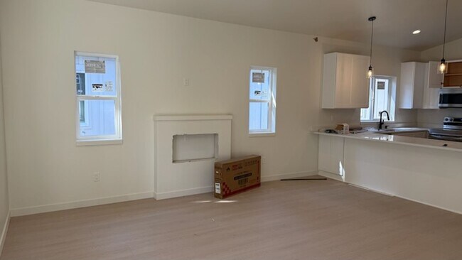 Building Photo - Duplex in CDA !