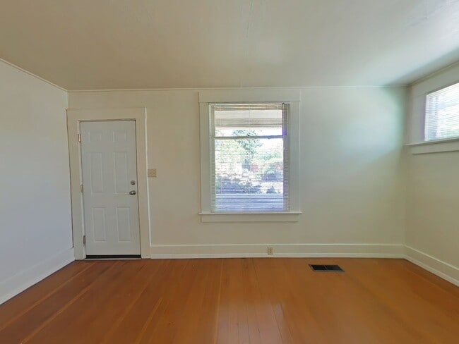 Building Photo - 1 Bedroom Tri-Plex ~ Close to Campus ~ Cat...