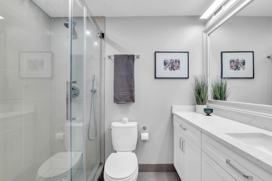 Full Bath w/ Walk In Shwr - 2020 N Lincoln Park W