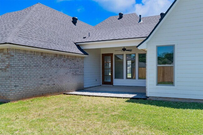 Building Photo - "Charming 3-Bed Retreat with Granite Elegance & Cozy Fireplace in Benton!"