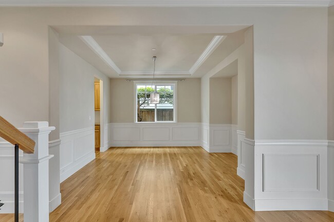Building Photo - Must see in beautiful Redmond neighborhood