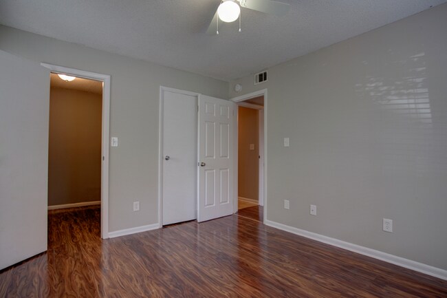Building Photo - 950 Forestbrook Rd