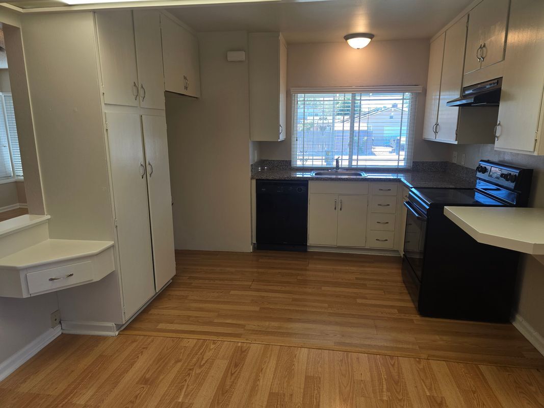 Building Photo - 9952 Vanguard Dr