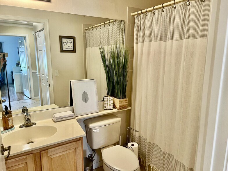 Building Photo - 10614 Lake Shore Dr