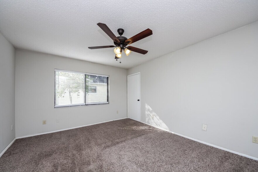 Building Photo - 5237 Desmond Ln