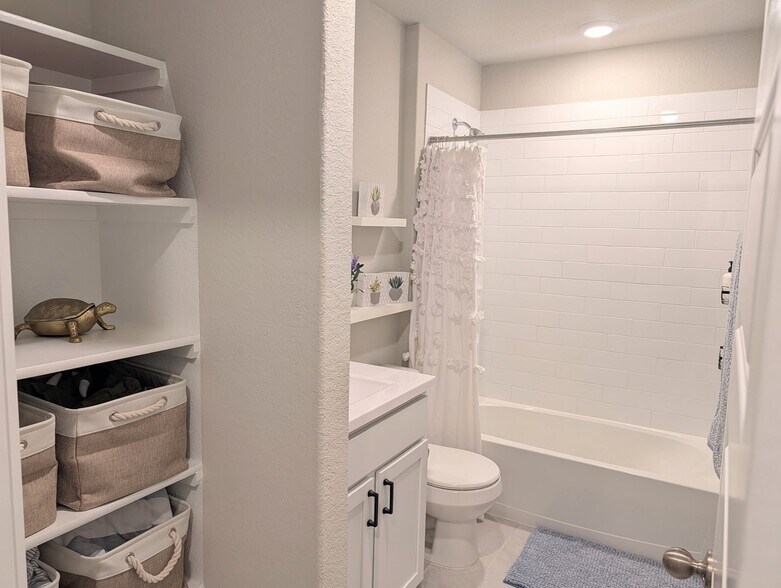 Building Photo - 5627 Jewel Curv