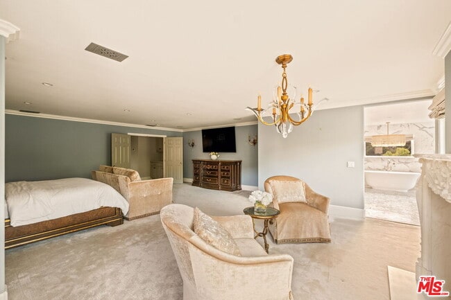 Building Photo - 1047 E Pomello Dr