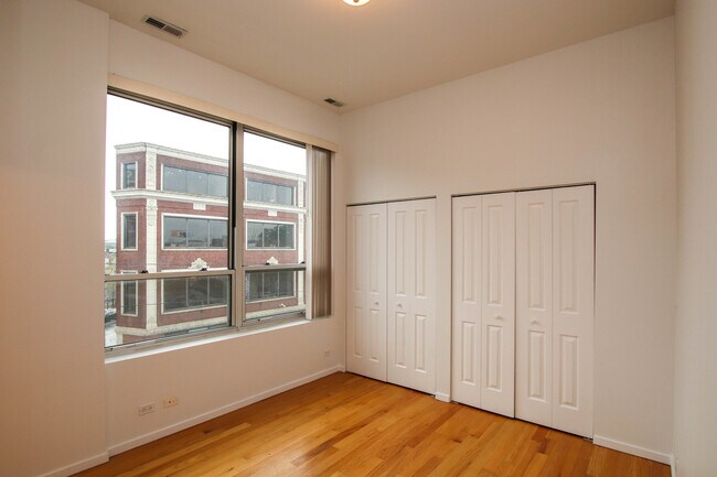 Building Photo - 1001 N Milwaukee Ave