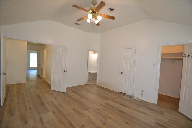 Building Photo - 12410 Meadow Briar Dr