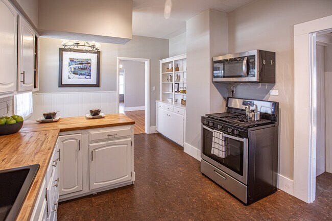 Building Photo - 1124 S Newport Ave