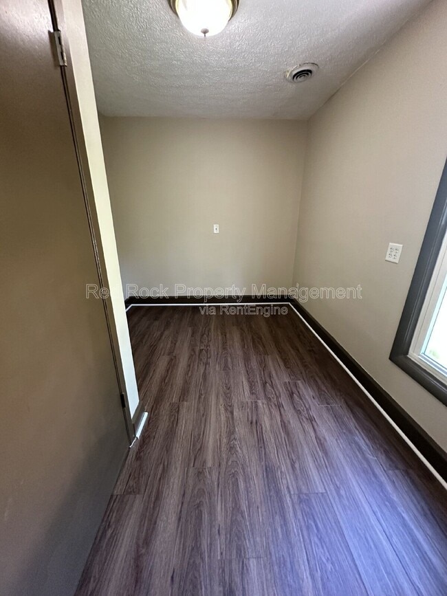 Building Photo - 835 Elm St