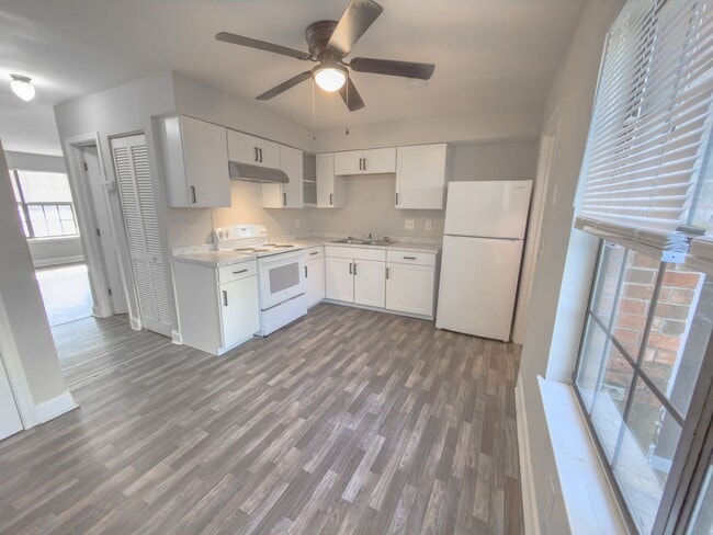 Building Photo - Updated 2BR West Ashley Townhome – Bright, Spacious & Move-In Ready!