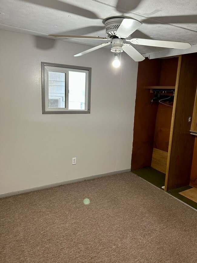 Building Photo - 3 bed 1 bath trailer - Available for 6 mon...