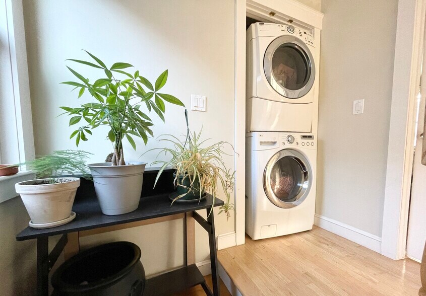 Building Photo - 17 Iroquois St