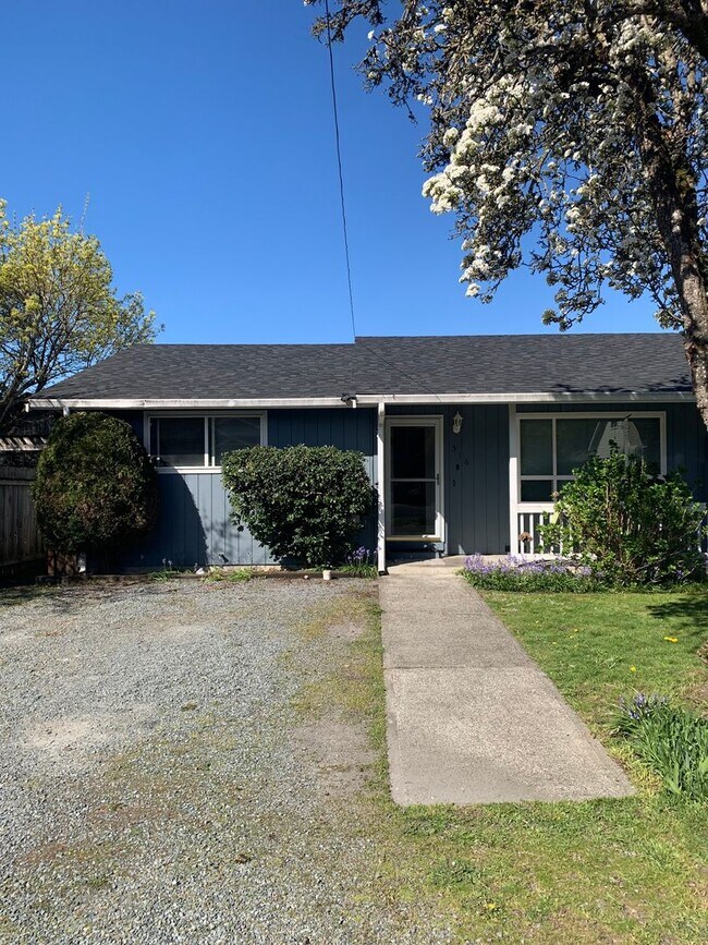 Building Photo - Downtown Puyallup charmer