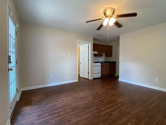 Building Photo - "Charming 1-Bedroom Condo Retreat in San Marcos – Perfect Comfort in 500 Sq Ft!"