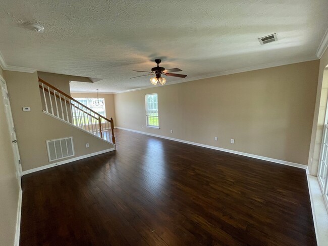 Building Photo - Spring Hill Gem in a Wonderful Location!