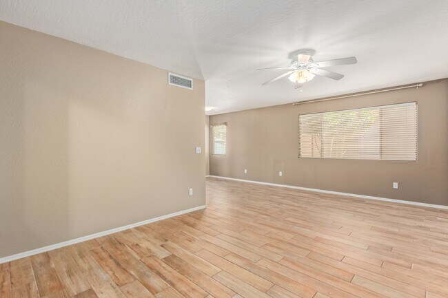 Building Photo - Stunning 3 Bed/2 Bath Home in Gated Commun...