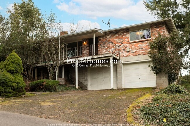 Building Photo - Two Bedroom Charmer in the Heart of Oregon City - Garage Included!