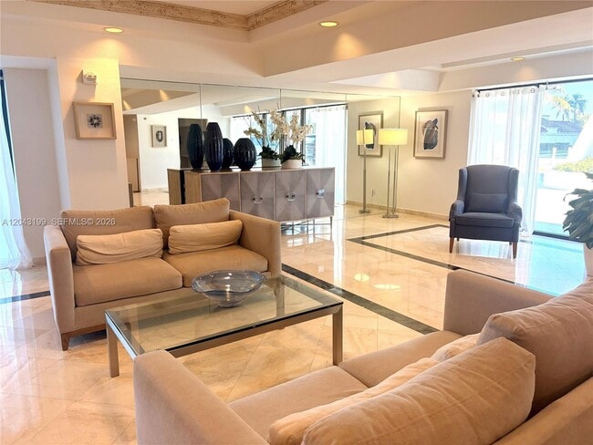 Building Photo - 2625 Collins Ave