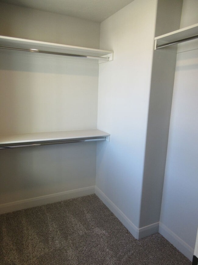 Building Photo - 3 bedroom, 2.5 bath - Newer town home livi...