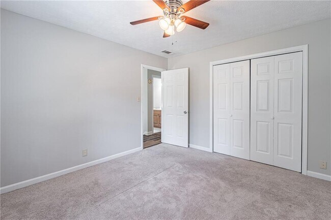 Building Photo - 736 Singley Dr